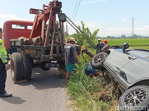 Mobilio Nyemplung Irigasi Usai Nyenggol Motor di Juwiring Klaten