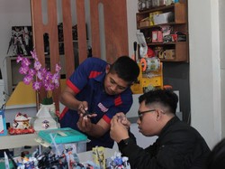 Ngalam Mbois: Berawal dari Suka Anime, Khusnul Kini Koleksi Puluhan Gundam