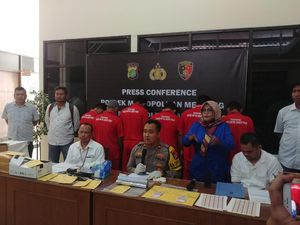 6 Tersangka Pabrik Meterai Palsu di Cikarang Terancam 7 Tahun Penjara 6 Tersangka Pabrik Meterai Palsu di Cikarang Terancam 7 Tahun Penjara
