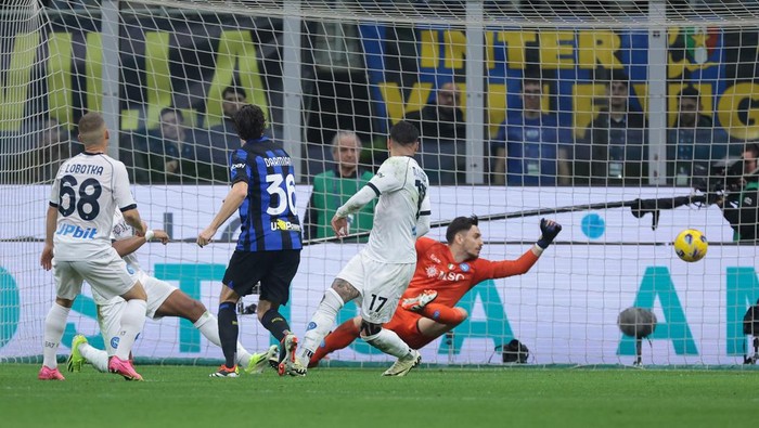 MILAN, ITALY - MARCH 17: Matteo Darmian of FC Internazionale scores to give the side a 1-0 lead during the Serie A TIM match between FC Internazionale and SSC Napoli at Stadio Giuseppe Meazza on March 17, 2024 in Milan, Italy. (Photo by Jonathan Moscrop/Getty Images)