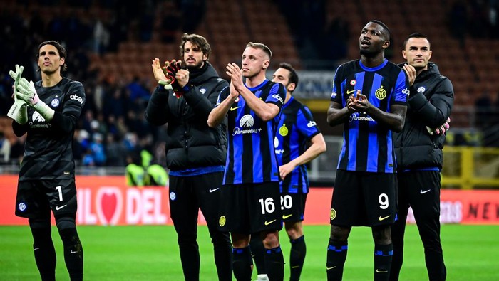 MILAN, ITALY - MARCH 17: Inter Milan players cheer their fans at the end of the Italian Serie A football match Inter Milan vs Napoli at San Siro Stadium in Milan, Italy on March 17, 2024. (Photo by Piero Cruciatti/Anadolu via Getty Images)