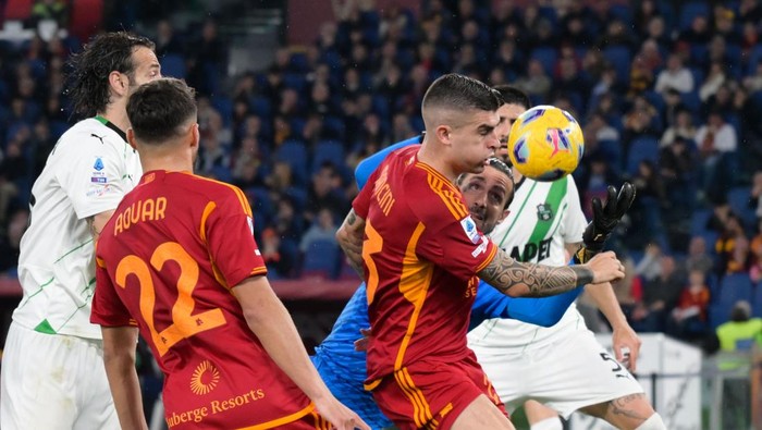 ROME, ITALY - MARCH 17: Gianluca Mancini of AS Roma fights for the ball with Andrea Consigli goalkeeper of US Sassuolo during the Serie A TIM match between AS Roma and US Sassuolo at Stadio Olimpico on March 17, 2024 in Rome, Italy. (Photo by Silvia Lore/Getty Images)