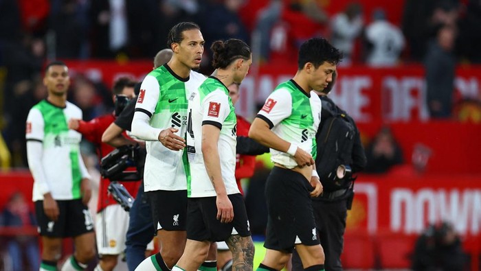 Soccer Football - FA Cup - Quarter Final - Manchester United v Liverpool - Old Trafford, Manchester, Britain - March 17, 2024 Liverpools Virgil van Dijk with teammates look dejected after the match REUTERS/Molly Darlington