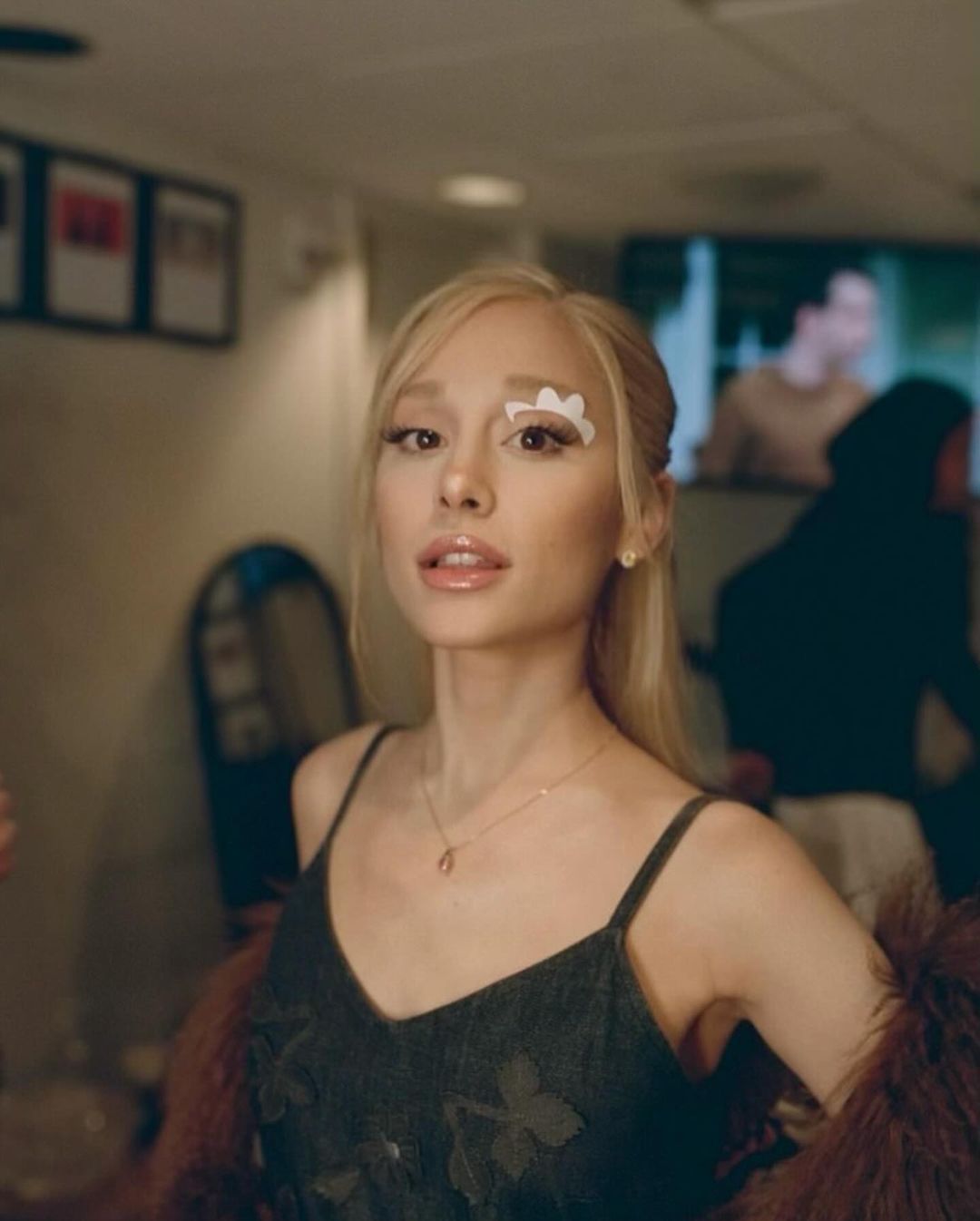 Makeup bunga Ariana Grande