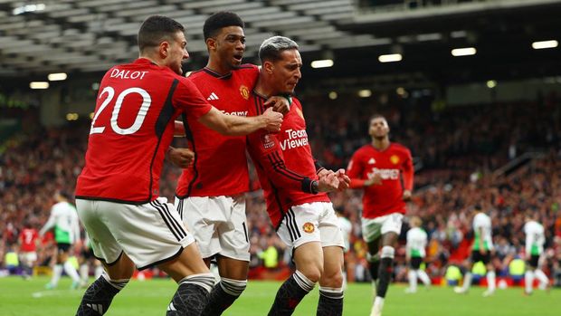 Soccer Football - FA Cup - Quarter Final - Manchester United v Liverpool - Old Trafford, Manchester, Britain - March 17, 2024 Manchester United's Antony celebrates scoring their second goal with Amad Diallo and Diogo Dalot REUTERS/Molly Darlington