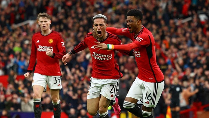 Soccer Football - FA Cup - Quarter Final - Manchester United v Liverpool - Old Trafford, Manchester, Britain - March 17, 2024 Manchester Uniteds Antony celebrates scoring their second goal with Amad Diallo REUTERS/Molly Darlington     TPX IMAGES OF THE DAY