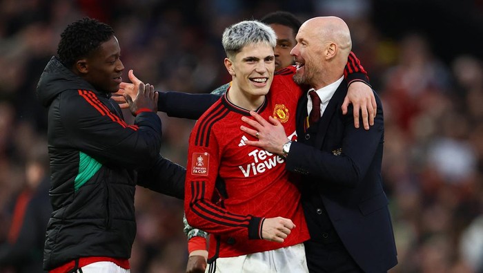 Soccer Football - FA Cup - Quarter Final - Manchester United v Liverpool - Old Trafford, Manchester, Britain - March 17, 2024 Manchester Uniteds Kobbie Mainoo, manager Erik ten Hag and Alejandro Garnacho celebrate after the match REUTERS/Molly Darlington