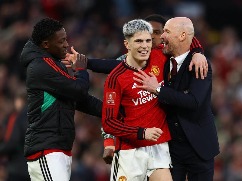 Soccer Football - FA Cup - Quarter Final - Manchester United v Liverpool - Old Trafford, Manchester, Britain - March 17, 2024 Manchester United's Kobbie Mainoo, manager Erik ten Hag and Alejandro Garnacho celebrate after the match REUTERS/Molly Darlington