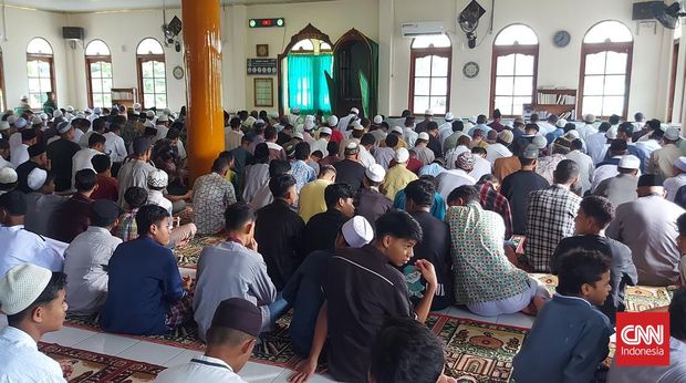 Mesjid Al Baitul Qadim yang terletak di Jalan Trikora, Kecamatan Alak, Kota Kupang, NTT menjadi satu-satunya mesjid tertua di Kota Kupang bahkan Pulau Timor. Mesjid yang telah berusia lebih dari dua abad itu diklaim sebagai simbol toleransi dan pemersatu masyarakat dari berbagai suku yang mendiami Kota Kupang sejak awal tahun 1800. (CNNIndonesia/Elly)