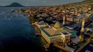 Menikmati Indahnya Pemandangan Masjid Al-Munawar Ternate