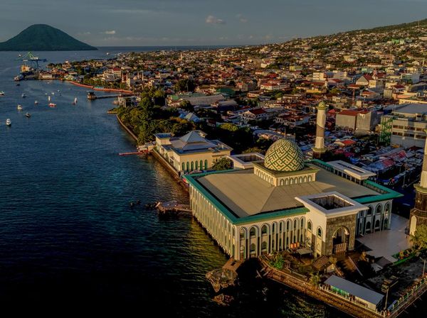 Menikmati Indahnya Pemandangan Masjid Al-Munawar Ternate