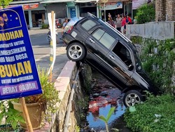 Mobil Masuk Parit di Trucuk Klaten, Polisi: Pengemudi Latihan Nyetir