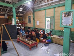 Asyiknya Anak-anak Bangowan Blora Ngabuburit Sambil Belajar Gamelan Asyiknya Anak-anak Bangowan Blora Ngabuburit Sambil Belajar Gamelan