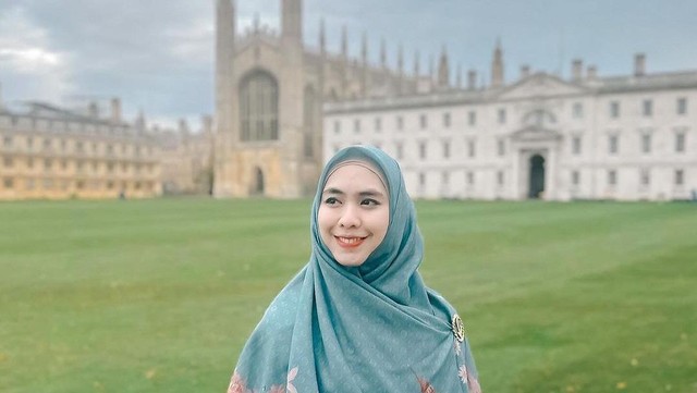 Update Informasi Selebriti InsertLive : Terkenal Usai Bintangi Sinetron di Mesir, Begini Reaksi Oki Setiana Dewi Dimintai Foto bareng Orang Arab