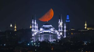 Pemandangan Menakjubkan Bulan Sabit di Atas Masjid Biru Turki