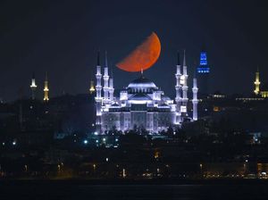 Pemandangan Menakjubkan Bulan Sabit di Atas Masjid Biru Turki Pemandangan Menakjubkan Bulan Sabit di Atas Masjid Biru Turki