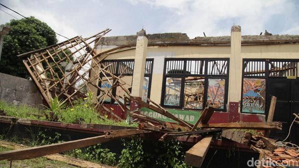Penampakan Atap Ambruk di SDN Kedaung Depok