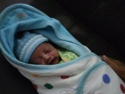 Geger Bayi Laki-laki Dibuang Dalam Kardus di Teras Rumah Warga Kediri