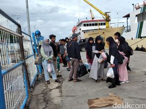 Kapal Tujuan Masalembu Balik Kanan ke Kalianget Usai Dihantam Ombak Besar Kapal Tujuan Masalembu Balik Kanan ke Kalianget Usai Dihantam Ombak Besar