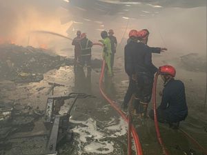 Gudang Distributor Minyak Goreng-Sabun di KIMA Makassar Hangus Terbakar