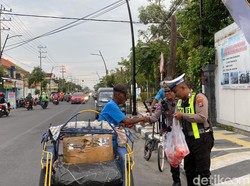 Polantas Bojonegoro Borong dan Bagi Takjil Diselingi Kampanye Tertib Lalin
