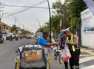 Polantas Bojonegoro Borong dan Bagi Takjil Diselingi Kampanye Tertib Lalin Polantas Bojonegoro Borong dan Bagi Takjil Diselingi Kampanye Tertib Lalin