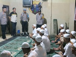 Saat Polisi di Kota Mojokerto Buka Bersama dengan Tahanan