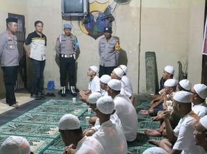 Saat Polisi di Kota Mojokerto Buka Bersama dengan Tahanan Saat Polisi di Kota Mojokerto Buka Bersama dengan Tahanan