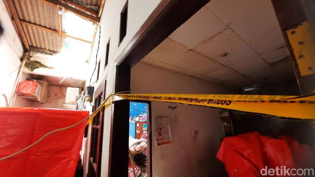 Potret rumah warga yang tertimpa tembok roboh di kawasan Pejaten Barat, Pasar Minggu, Jakarta Selatan.