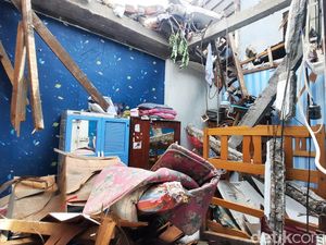 Petaka Tembok Ambruk di Jaksel Timpa Sekeluarga