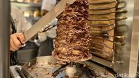 Bisa Cicip Tavuk Doner dan Es Krim Turki yang Atraktif di Sini
