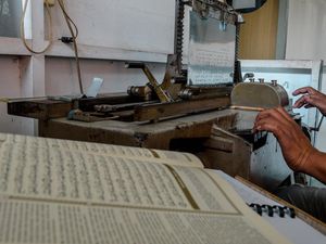Mengintip Pembuatan Al-Quran Braille di Bandung
