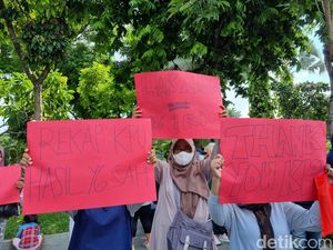 Aksi Damai Warga Surabaya Dukung Hasil Rekapitulasi KPU Sah