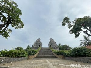 Pura Bukit Gumang, Ratusan Anak Tangga dan Gerbang Raksasa Seolah Menuju Nirwana