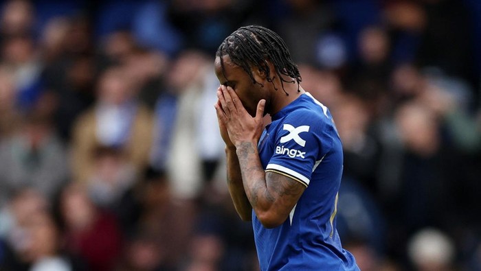 Soccer Football - FA Cup - Quarter Final - Chelsea v Leicester City - Stamford Bridge, London, Britain - March 17, 2024 Chelseas Raheem Sterling reacts after a missed chance Action Images via Reuters/Andrew Boyers