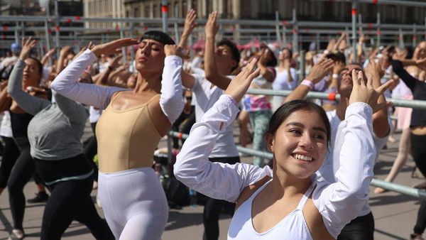 Ratusan Balerina Penuhi Alun-alun Meksiko dalam Kelas Balet Terbesar