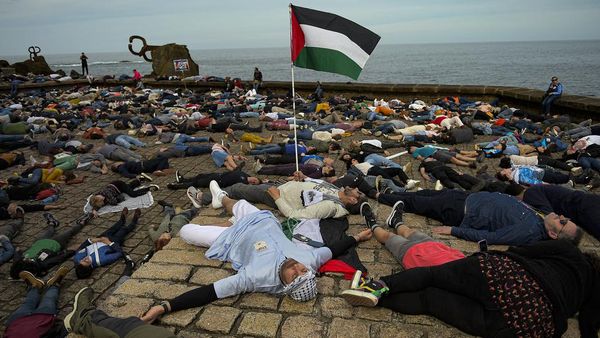 Ratusan Warga Spanyol Berbaring di Tanah Bentuk Protes Genosida di Gaza