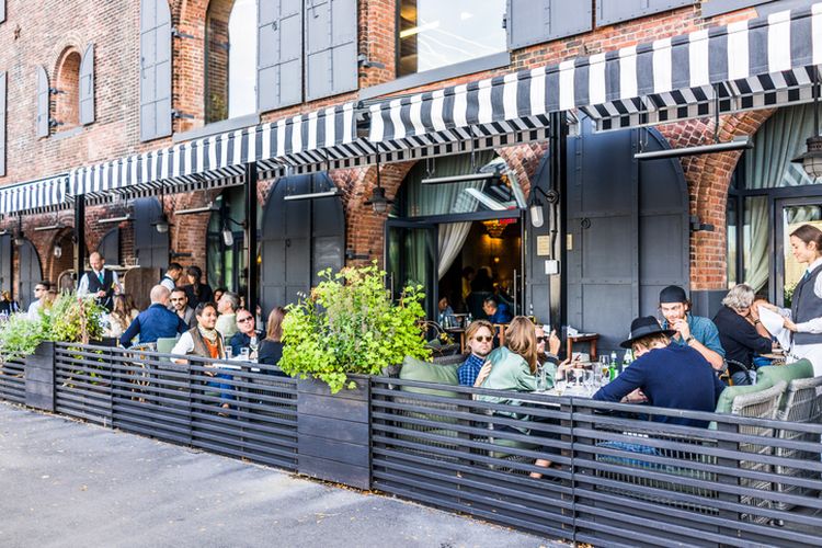 Restoran Ini Jual Sinar Matahari: Pengunjung Dikenai Biaya Ekstra untuk Tempat Duduk Berjemur