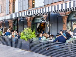 Duduk di Area Terkena Sinar Matahari, Pengunjung Restoran Dikenai Biaya Ekstra