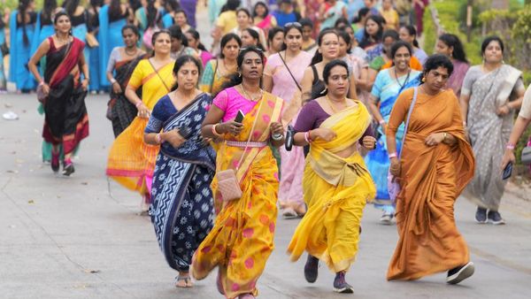 Ribuan Emak-emak India Ikut Maraton Pakai Saree, Begini Kemeriahannya