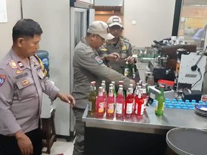 Razia di Bulan Ramadan, Satpol PP-Polisi Temukan Kafe di Bekasi Jual Miras Razia di Bulan Ramadan, Satpol PP-Polisi Temukan Kafe di Bekasi Jual Miras