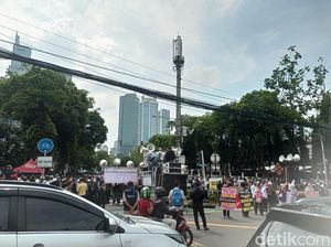 Massa Demo di KPU, Lalin Arah Menteng Tersendat