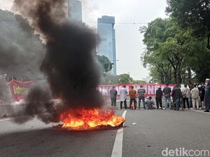 Massa Demo di KPU Bakar Ban di Tengah Jalan