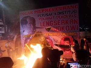 Massa Demo di KPU Masih Bertahan Usai Buka Puasa Massa Demo di KPU Masih Bertahan Usai Buka Puasa