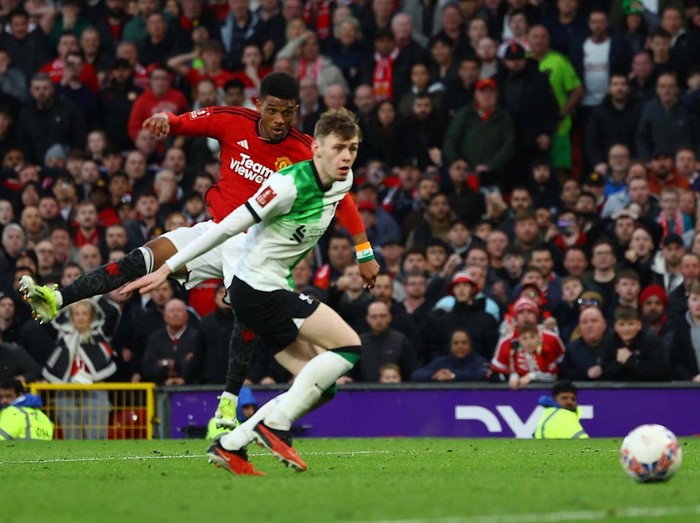 Soccer Football - FA Cup - Quarter Final - Manchester United v Liverpool - Old Trafford, Manchester, Britain - March 17, 2024
Manchester United's Alejandro Garnacho celebrates after Amad Diallo scores their fourth goal REUTERS/Molly Darlington