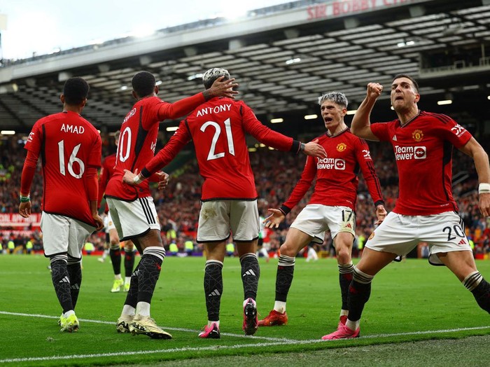 Soccer Football - FA Cup - Quarter Final - Manchester United v Liverpool - Old Trafford, Manchester, Britain - March 17, 2024
Manchester Uniteds Alejandro Garnacho celebrates after Amad Diallo scores their fourth goal REUTERS/Molly Darlington