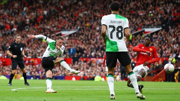 SOCCER-ENGLAND-MUN-LIV/REPORT Soccer Football - FA Cup - Quarter Final - Manchester United v Liverpool - Old Trafford, Manchester, Britain - March 17, 2024 Liverpool's Alexis Mac Allister scores their first goal REUTERS/Molly Darlington