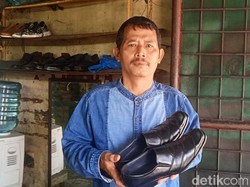 Surianto Naik Kelas dari Reparasi Jadi Produksi Sepatu dan Sandal