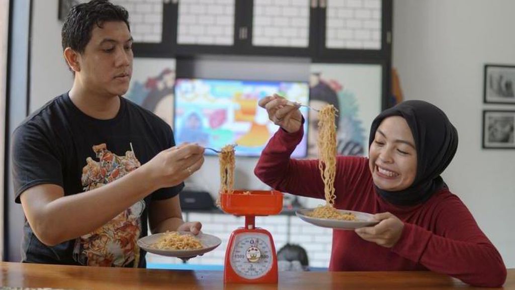 Kocak dan Romantis, Gaya Tantri Kotak dan Arda Naff saat Kulineran Bareng Kocak dan Romantis, Gaya Tantri Kotak dan Arda Naff saat Kulineran Bareng