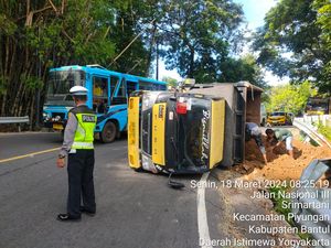 Truk Muat Tanah Uruk Terguling di Bokong Semar Jalan Wonosari